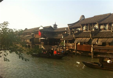 AGV智能充電站廠家說五一小長假,來一場說走就走的旅行